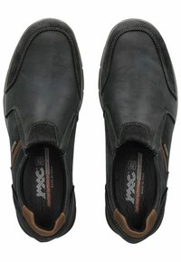 Zapatos negros de piel sin cordones con puntera redonda y acentos marrones contrastantes. Plantillas texturizadas con marca visible y detalles de costura.
