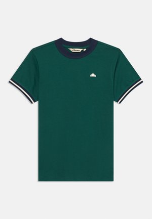 Mörkgrön kortärmad t-shirt med marinblå krage och ärmslut som har vita och marinblå ränder samt en liten vit logotyp på bröstet.
