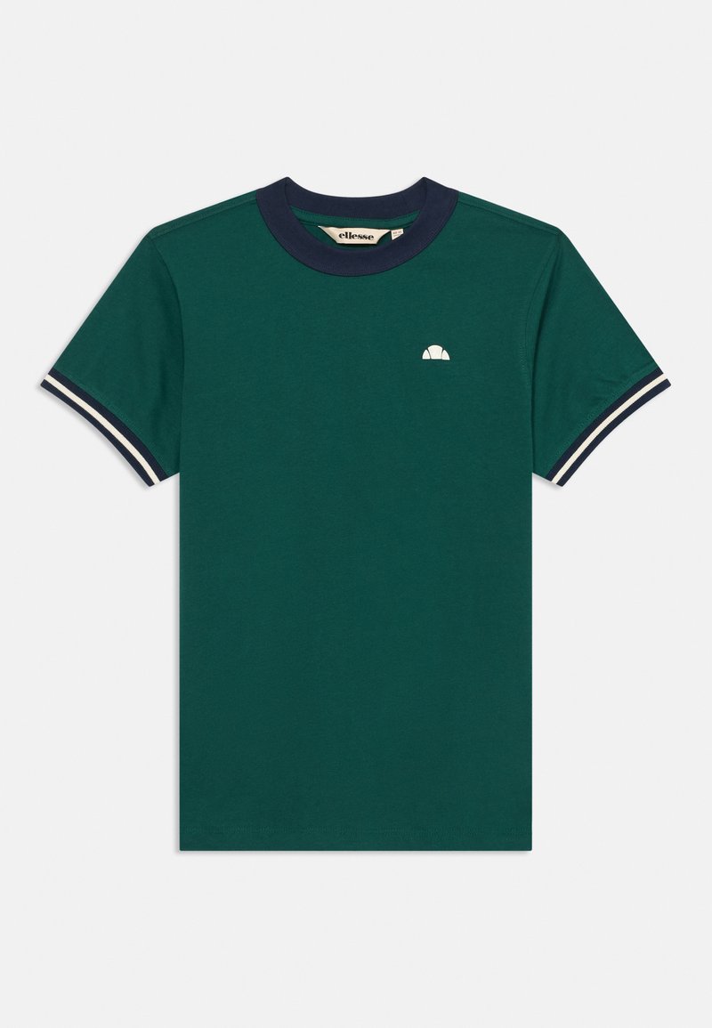 Mörkgrön kortärmad t-shirt med marinblå krage och ärmslut som har vita och marinblå ränder samt en liten vit logotyp på bröstet.