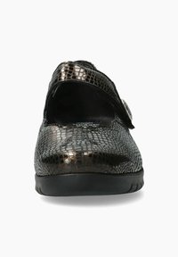 Zapato tipo Mary Jane en negro con un patrón de piel de serpiente metálica marrón, con punta redondeada, tira cruzada por el empeine y suela texturizada.