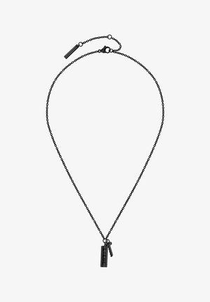 Zwart metalen ketting met een delicate schakel en twee hangende accenten, bestaande uit een rechthoekige en een sleutelvormige hanger.