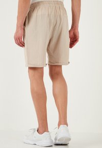 Buratti REGULAR FIT - Rövidnadrágok - beige