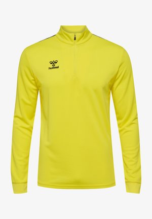 Gelbes Langarm-Performance-Shirt mit hohem Kragen, halbem Reißverschluss, strukturiertem Stoff und schwarzem Logo auf der Brust.