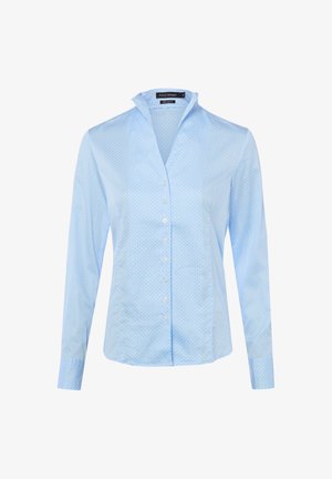 Lichtblauw blouse met lange mouwen, knopen aan de voorkant, subtiel cirkelpatroon, puntkraag en een getailleerde pasvorm op een witte achtergrond.