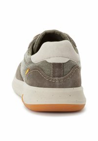Grau Wildleder- und Stoff-Sneaker mit niedrigem Profil, strukturierten Akzenten, gepolsterten Sohlen und einer orangefarbenen Gummisohle.