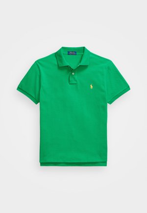 Groene poloshirt van katoen, met een placket met twee knopen, korte mouwen en een klein geel geborduurd logo op de borst.