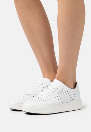 Sneakers bianchi con design perforato, accennati di grigio, punta tonda, suola in gomma e chiusura con lacci. Presentano piccoli motivi a stella per una texture interessante.