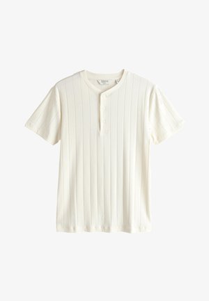 T-shirt henley blanc à manches courtes côtelé avec un col rond et trois boutons sur le devant, présenté sur fond blanc.