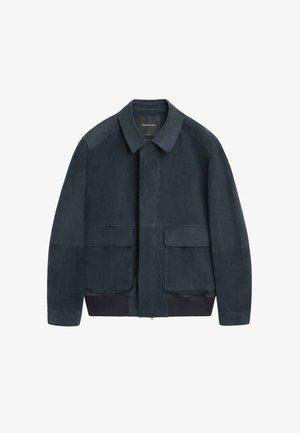 Veste en daim bleu foncé pour homme avec fermeture éclair devant, deux grandes poches à rabat et col classique.