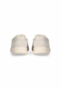 Scarpe in suede beige chiaro con finitura texturizzata, dotate di suole in gomma e lacci discreti; la parte posteriore presenta una forma liscia e arrotondata.