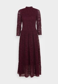 Burgunderröd spetsklänning med hög hals, långa ärmar och ett utsvängt kjol med intrikata blommönster över hela.