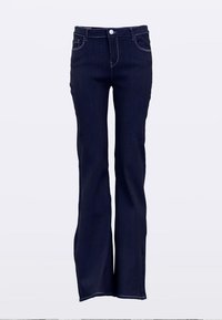 Donkerblauwe dames bootcut jeans met voorknop en zakken, weergegeven op een neutrale achtergrond.