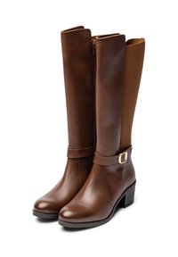 Knielange braune Lederstiefel mit enger Passform, versehen mit einer goldenen Schnalle als Akzent und einem kontrastierenden braunen Stoffeinsatz oben.