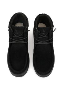 Bottines noires en daim avec une doublure en texture douce, bout rond et semelle en caoutchouc plate. Présente des lacets ronds et une fermeture éclair sur le côté.