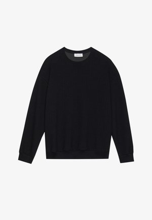 Sweatshirt noir à col rond en tissu texturé, avec des manches longues et des poignets et un ourlet côtelé. Design simple sans motifs ni accents supplémentaires.