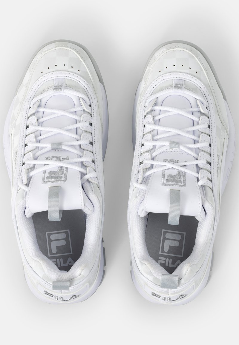 Baskets de sport blanches avec tige en synthétique, fermeture à lacets, languette rembourrée, accents gris et semelle en caoutchouc texturée arborant un logo.