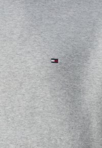 Tommy Hilfiger FLAG LOGO HOODY - Camisola - light grey heather