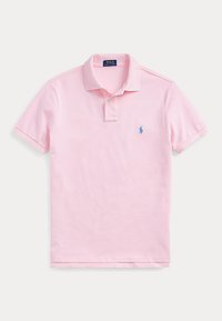 Lyserød kortærmet polo-shirt med krave og to knapper, med en lille blå broderet logo på venstre bryst.