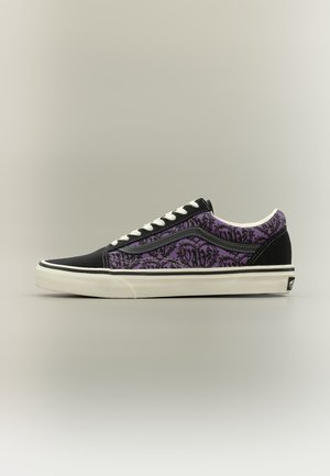 Žemo profilio sportbačiai su juoda nosies ir kulno dalimi, purpurinės su raštais šoninės panelės, balti raišteliai ir balta guminė pado dalis.