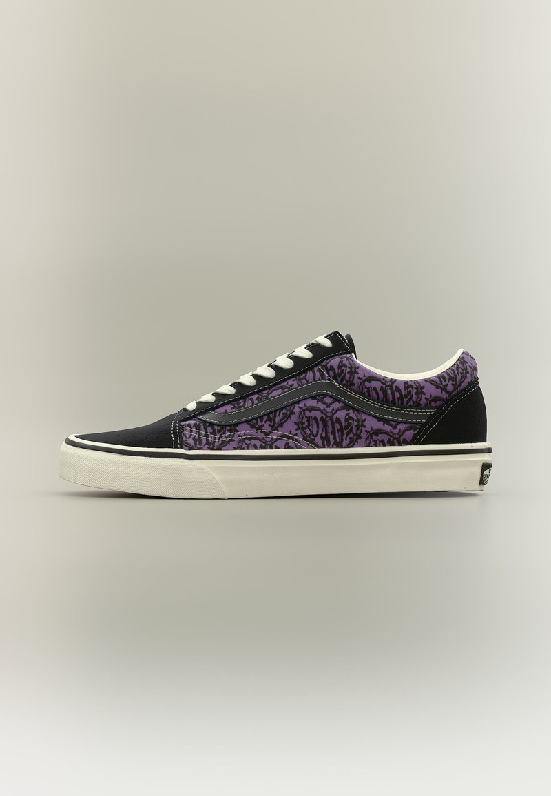 Αθλητικό παπούτσι χαμηλού τύπου με μαύρο μπροστινό και τακούνι, μοβ πλαϊνά πάνελ με σχέδιο, λευκά κορδόνια και λευκή λαστιχένια σόλα.