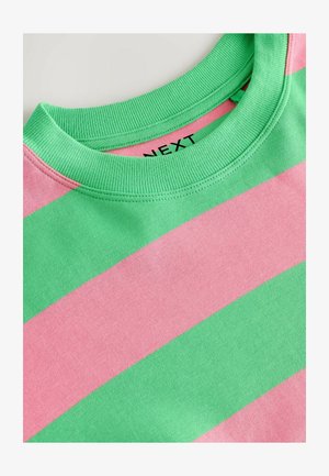 Raidallinen huppari, jossa on vihreitä ja vaaleanpunaisia värejä. Pehmeää kangasta, ribbikaulus ja selässä "NEXT"-merkki. Normaali malli.