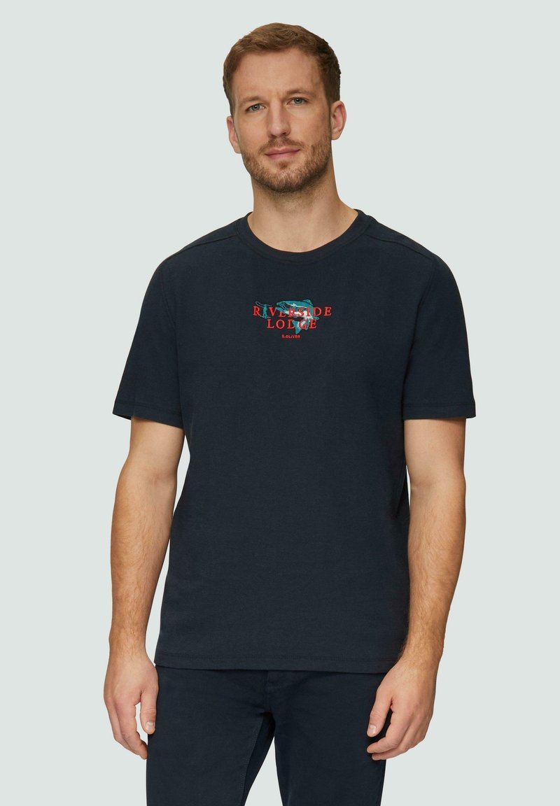 Marineblauw katoenen t-shirt met korte mouwen, een ronde hals en een meerkleurige 'Riverside Lodge' graphic op de voorkant.