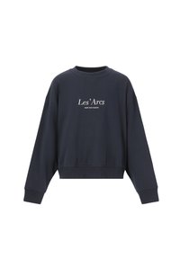 Mörkblå kortärmad sweatshirt gjord av bomull, med rundad halsringning och långa ärmar. Framsidan har vit text: "Les'Arcs NEW BAD HABITS."