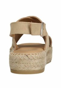 Beige espadrille sandalen met een zachte stof, enkelbandje met zilveren gesp en een geweven juten plateauzool.