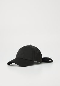 Cappello nero in tessuto liscio con visiera curva. Presenta un logo "BOSS" tono su tono sulla parte anteriore e lacci sul retro per la regolazione.