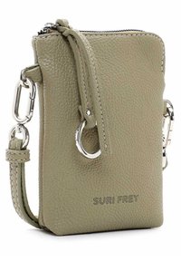 Vihreä teksturoitu nahkakukkaro, jossa on vetoketju, irrotettava hihna ja hopeiset yksityiskohdat. Edessä on huomattava logo.