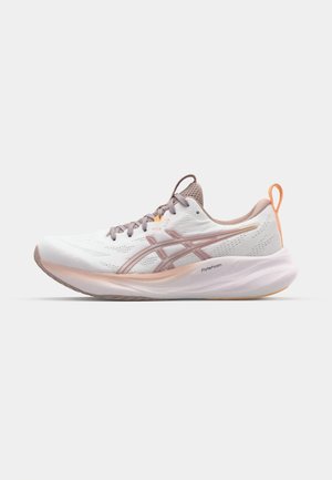 Weißer Sportschuh mit Obermaterial aus Mesh, hellrosa Akzenten und FlyteFoam-Zwischensohle. Verfügt über eine strukturierten Sohle und einen Zuglasche an der Ferse für einfaches Anziehen.