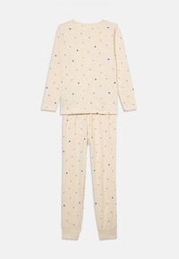 Σετ πιτζάμας σε λευκό βαμβάκι, με μακρυά μανίκια και παντελόνια. Το ύφασμα έχει ένα πολύχρωμο σχέδιο καρδιάς σε μπλε, ροζ και πράσινο.