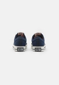 Marina canvas sneakers med vita gummisulor, med en bakre logotyp, en texturerad panel och en vadderad anköppning.