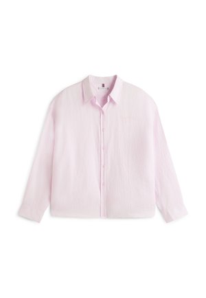 Ροζ απαλό φανελένιο πουκάμισο με μακριά μανίκια και γιακά, σε χαλαρή γραμμή με λεπτή υφή, απλωμένο επίπεδα πάνω σε λευκό φόντο.
