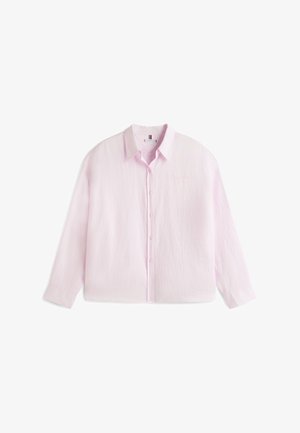 Camicia rosa chiaro a maniche lunghe con bottoni e colletto, taglio comodo e trama sottile, mostrata distesa su uno sfondo bianco.