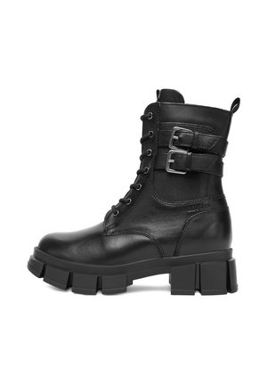Czarny skórzany but wojskowy z zaokrąglonym noskiem, z przodu sznurowany, z dwoma bocznymi klamrami i masywną podeszwą na platformie. Gładka faktura i matowe wykończenie.