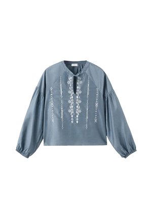 Blaue Bluse mit langen Ärmeln, rundem Ausschnitt und Bindendetail. Verziert mit weißen Stickmustern auf der Vorderseite und gerafften Ärmeln.