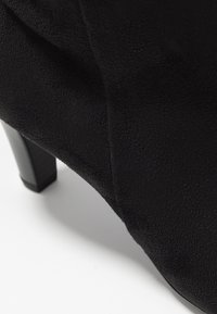 Gabor Tronchetti - black