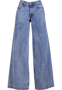 Jeans amplios de mezclilla en azul claro, con una cintura alta, diseño de cinco bolsillos y costuras en contraste. Textura suave con un ajuste casual.