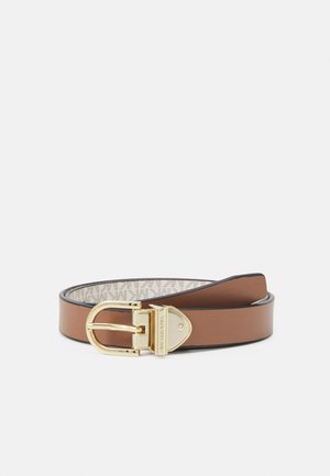 Ceinture en cuir marron avec boucle dorée et intérieur beige présentant un motif de logo répété, présentée enroulée sur fond blanc.