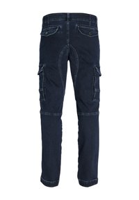 Pantalones cargo de color azul oscuro con pierna ajustada, que cuentan con dos bolsillos laterales y dos bolsillos traseros. El tejido tiene una textura suave y detalles de costura visibles.