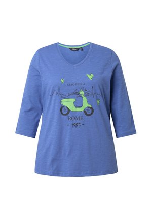 Blauw katoenen T-shirt met een groene scooterafbeelding, tekst "Ciao Bella Rome 1987," met driekwart mouwen en een V-hals ontwerp.