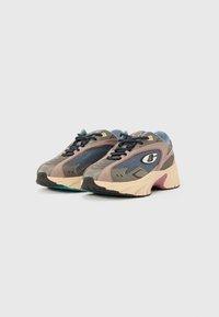 Χοντρά αθλητικά παπούτσια με συνδυασμό γκρι, ροζ και μπλε ύφασμα και σουέτ, με παχύ μπεζ πέλμα και σκούρα λάστιχα εξωτερική σόλα.