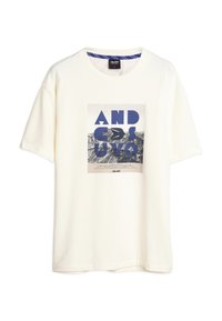 Crèmekleurig katoenen T-shirt met een ronde hals, voorzien van een grote grafische print in blauwe tekst en zwart-wit bergbeelden.