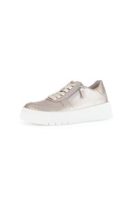 Metallic lichtbeige sneaker met een textuur witte zool, vetersluiting aan de voorkant en een rits detail aan de zijkant. Glad materiaal met gestikte accenten.