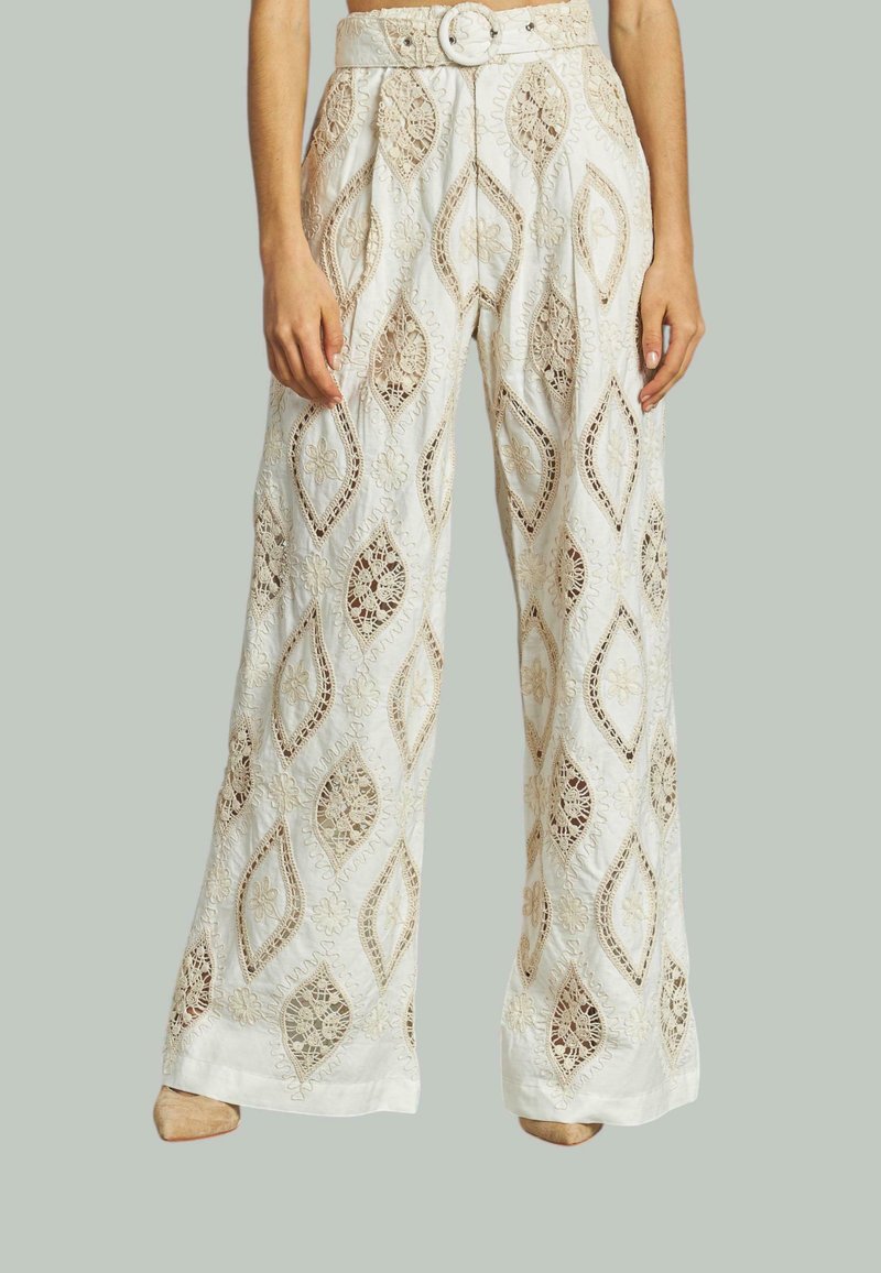 Pantaloni a gamba larga in crema con intricati ricami a diamante e floreali. Presentano un tessuto testurizzato e una cintura coordinata con fibbia rotonda.