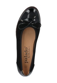 Ballerina nera con punta in vernice lucida, superiore in tessuto, dettaglio a fiocco e una soletta comoda con branding. Forma arrotondata.
