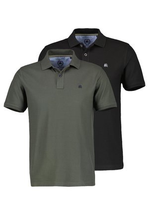 Zwei kurzärmelige Poloshirts, eines in Olivgrün und eines in Schwarz, beide mit Kragen, Knöpfen und kleinen Brustlogos, auf weißem Hintergrund dargestellt.