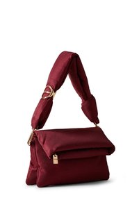Borsa a spalla bordeaux con tessuto texturizzato, dotata di risvolto, manico imbottito e dettagli in metallo dorato.