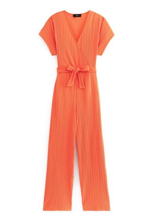 Combinaison orange vif à manches courtes et jambes larges, avec de discrètes rayures verticales, un devant croisé en V et une ceinture en tissu nouée à la taille.